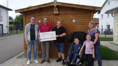 Bild: Fanhilfe/exb
Die Vertreter des Fanhilfe-Vereins übergeben den Spendenscheck an die Familie aus Teublitz.