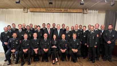 Bild: Christine Hollederer/exb
Die Feuerwehrmänner aus den Vilsecker Ortsteilen Ebersbach, Schlicht, Schönlind, Sigl und Sorghof bringen es zusammen auf 500 Jahre aktiven Dienst. Landrat Richard Reisinger (stehend, 13. von links) überreicht die staatlichen Ehrenzeichen.