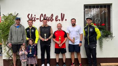 Bild: Alexander Schirmer/exb
Der Ski-Club Tirschenreuth hat neue Tennis-Vereinsmeister. Im Bild (von links): Doppel-Vereinsmeister Wolfgang Wettinger und Moritz Malzer, Herren-B-Sieger Manuel Dürbeck, Vereinsmeister Robert Wameser, sein Finalgegner Philipp Seifert und Ski-Club Vorsitzender Alexander Schirmer.