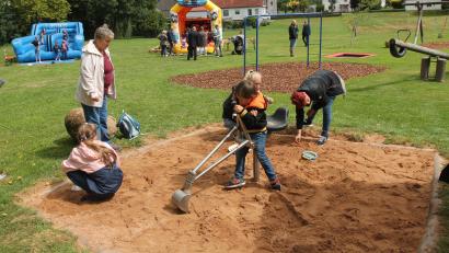 Bild: pi
Die Kinder nutzen die vielen Spielgeräte und gehen mit Begeisterung ans Werk.