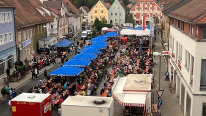 Bild: Stefanie Gradl
Beim Brunnenfest ist der Vilsecker Marktplatz am Samstagabend noch gut besetzt. Das Wetter spielt da noch mit und es kommen sogar ein paar Sonnenstrahlen durch.