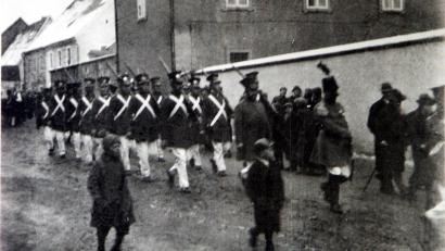 Bild: Archiv der Stadt Neustadt
Zum Heimatfest 1923 formierte sich auch die Bürgerwehr neu und marschierte beim Festzug mit.