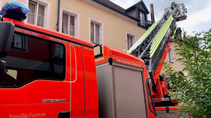 Bild: Gabi Schönberger
Die Weidener Feuerwehr ist beim Brand am Weidener Pfarrplatz am Freitagvormittag im Einsatz.