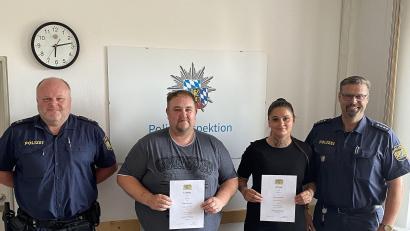 Bild: Polizeiinspektion Waldsassen/exb
Christan Lenz mit den beiden neuen Mitgliedern der Sicherheitswacht, Marcus Spitznagel und Melanie Diesenbacher sowie stellvertretendem Inspektionsleiter Wolfgang Achtert (von links) nach der Verleihung der Bestellungsurkunden in der Inspektion Waldsassen.