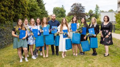 Bild: Michael Vogl/exb
Mit ihren frisch examinierten Pflegefachkräften freuen sich Schulleiterin Elena Tsiampales (Zweite von links) und ihre Stellvertreterin Katja Fiebiger (rechts).