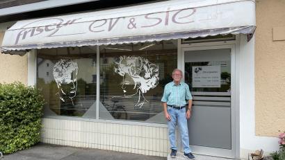 Bild: Elisabeth Andes
Hans-Jürgen Pech ist stolz: Sein Friseursalon "Er und Sie" in Weiden wurde 60 Jahre alt.