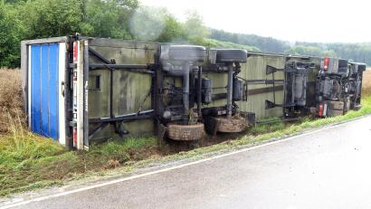 Bild: mfh
Nachdem am Mittwoch, 9. August, ein Lkw bei Röckenricht umkippte, musste die Kreisstraße AS 39 mehrere Stunden gesperrt werden.