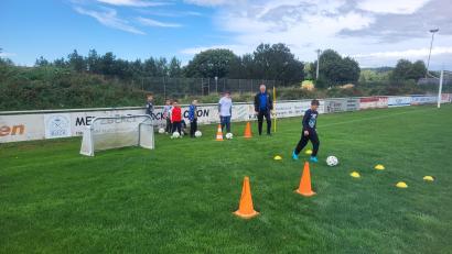 Bild: gi
Ganz aktiv war der Nachwuchs beim Fußballspielen bei der SpVgg im Rahmen des Ferienprogramms. Juniorentrainer Franz Bulenda versteht es die Kinder zu begeistern.