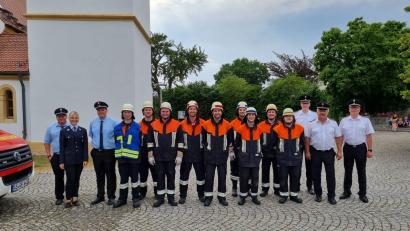 Bild: Elisabeth Schmidl/exb
Einige der Teilnehmer an der Leistungsprüfung der Feuerwehr Etsdorf mit (von links) Zweitem Kommandant Martin Schießlbauer, Vorsitzender Julia Viehauser und Erstem Kommandant Dominik Baumer sowie (von rechts) dem neuen Kreisbrandrat Christof Strobl, dem ehemaligen Kreisbrandrat Fredi Weiß und Kreisbrandinspektor Armin Daubenmerkl.