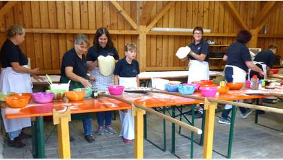Bild: no
Ein eingespieltes Team bereitete in der Gemeinschaftshalle die Pizzen und den Brotkuchen für den Backofen vor.