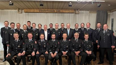 Bild: Christine Hollederer/exb
Für 25 und 40 Jahre aktiven Feuerwehrdienst bekommen einige Feuerwehrmänner aus Schnaittenbach und Kemnath das Ehrenzeichen in Silber beziehungsweise Gold. Landrat Richard Reisinger (stehend, Sechster von rechts) und Kreisbrandrat Christof Strobl (stehend, Achter von rechts) händigen die Auszeichnungen aus.