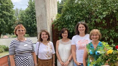 Bild: Kinderhaus Tohuwabohu/exb
20 Jahre ist Angelika Dexheimer (Zweite von links) im Kinderhaus Tohuwabohu. Mit ihr feiern (von links) Doris Schörner, Sema Tasali-Stoll, Sylvia Pfeffer und Angelika Dexheimer. Die beiden Letztgenannten treten in den Ruhestand.
