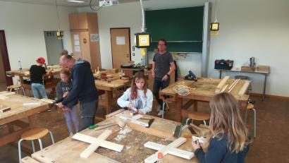 Bild: Johann Wurm/exb
Im Werkraum der Mittelschule Waldsassen waren die Kinder mit großem Eifer bei der Sache.