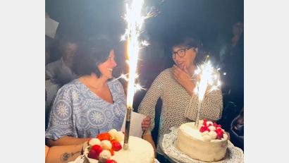 Bild: Michaela Ditz/exb
Mit Wunderkerzen und Luftballons mit guten Wünschen verabschiedete das Team der Caritas Grafenwöhr (von links) Johanna Schüller und Christine Nanlohy.