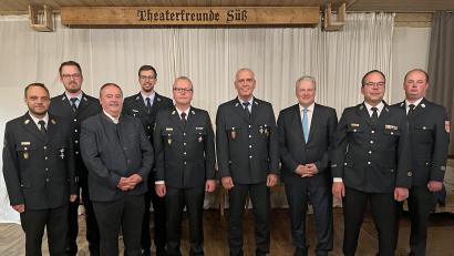 Bild: Christine Hollederer/exb
Werner Kohl (Sechster von links) ist seit 40 Jahren Feuerwehrmann. Dafür bekommt er von Landrat Richard Reisinger (Dritter von rechts) und Kreisbrandrat Christof Strobl (Fünfter von links) das Ehrenzeichen in Gold.