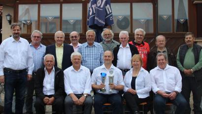 Bild: Gemeinde Kulmain/exb
Die Spielerriege und Gründungsmitglieder der Schachfreunde Witzlasreuth: (vorne, von links) Martin Streim, Vorsitzender Josef Prechtl, Vereinsmeister Michael Nickl, Margarete und Winfried Endler sowie (hinten, von links) Rudi Kraus, Josef Scherm, Bürgermeister Günter Kopp, Egid Kellner, Willi Prechtl, Martin Exner, Alfred Skalsky, Peter Semba, Gerhard Krumholz und Arnold Hößl.