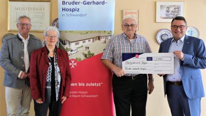 Bild: Deml-Glöckner/exb
Oberbürgermeister Andreas Feller, die zweite Vorsitzende des Hospizvereins Stadt und Landkreis Schwandorf, Angela Krüger, Johann Jäger und Johanniter- Regionalvorstand Martin Steinkirchner (von links) zeigt das Bild bei der Spendenübergabe.