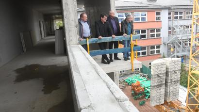 Bild: Gabi Schönberger
Projektleiter Tobias Dietl, Baudezernent Oliver Seidel, Bürgermeister Lothar Höher und Bauleiter Christian Gruber (von links) sehen sich auf der Baustelle der Pestalozzischule um.