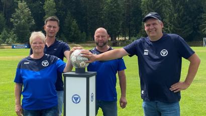 Bild: SV Immenreuth/exb
Conny Steinbruckner übergab eine Stele für den Spielball an die Verantwortlichen des Vereins und der Fußballabteilung.