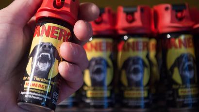 Symbolbild: Boris Roessler
Im Regensburger Donaueinkaufszentrum griff ein 20-Jähriger einen 18-jährigen Mann mit einem Pfeffersprayangriff an. Anlass war ein Rauschgiftgeschäft.