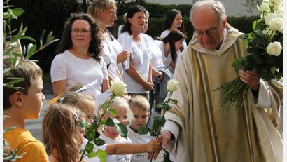 Bild: ads
Die Kindergartenkinder standen am Kirchenportal Spalier und verabschiedeten Pfarrer Ludwig Gradl mit weißen Rosen in den Ruhestand.