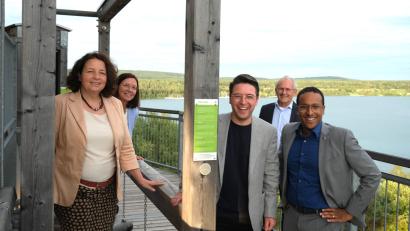 Bild: Hirsch
Ruth Müller, Karin Frankerl, Peter Wein, Harald Bemmerl und Nasser Ahmed (von links) genießen beim Aufstieg zur Kugelplattform den Blick über das Oberpfälzer Seenland.