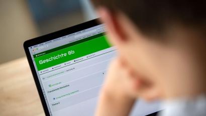 Bild: Marijan Murat/dpa
Ein Schüler einer 8. Klasse bedient an einem Notebook eine Lernplattform. Weiterhin beklagen sich die Schülerinnen und Schüler über eine „schlechte technische Ausstattung“.