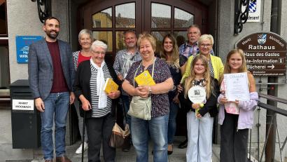 Bild: gi
Für den 20. Ferienaufenthalt in Moosbach wurde die Familie Bejda aus Bochum durch Bürgermeister Armin Bulenda geehrt. Geehrt wurden auch treue Urlaubsgäste für den 10. und 15. Aufenthalt in Moosbach.