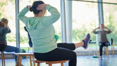 Archivbild: Annette Riedl/dpa
In einer Reha für Long-Covid-Betroffene werden unter anderem körperliche Beschwerden therapiert. Bislang sind das alles nur Versuche, die Krankheit in den Griff zu bekommen.