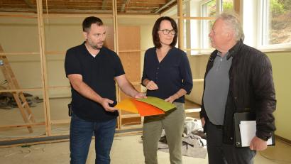 Bild: bey
Die richtige Farbe des Fußbodenbelages will auch ausgewählt sein. Bürgermeister Sebastian Hartl (von links), Schulleiterin Sandra Landgraf und Architekt Josef Schöberl besprechen das bei einem der Baustellentermine.