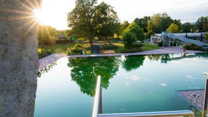 Bild: Naturerlebnisbad im Kemnather Land
Das Naturerlebnisbad im Kemnather Land bietet Freizeitspaß und Erholung.