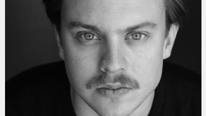 Bild: Goldmann PR
Jonas Höschl, Initiator eines Boykottaufrufs von hundert Regensburger Künstlerinnen und Künstler gegen die kürzlich stattgefundenen Schlossfestspiele, zieht ein Resümee.