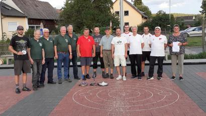 Bild: Georg Kick/exb
Spartenleiterin Beate Stiegler (rechts) gratuliert (von links) Vereinsmeister Benjamin Hölzl und den beiden Teams "Die Norweger" sowie der Tennisabteilung.