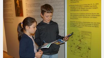 Bild: wel
Gespannt hören Fabian und seine Schwester Anna, was ihnen die Museums-Fliege über das Smartphone erzählt, damit sie dann die Fragen in ihren Heftchen beantworten können.