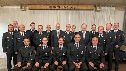 Bild: Christine Hollederer/exb
Für 25 oder sogar 40 Jahre aktiven Dienst bekommen Feuerwehrleute aus dem Bereich Hahnbach das Ehrenzeichen in Silber oder Gold. Landrat Richard Reisinger und Kreisbrandrat Christof Strobl (stehend, Fünfter und Siebter von rechts) sowie Bürgermeister der Hahnbacher Bernhard Lindner (stehend, Siebter von links) gratulieren.