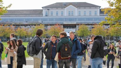 Archivbild: OTH Amberg-Weiden
Ein Treffen danach: Studenten der OTH Amberg-Weiden sprechen über die bestandenen Prüfungen.