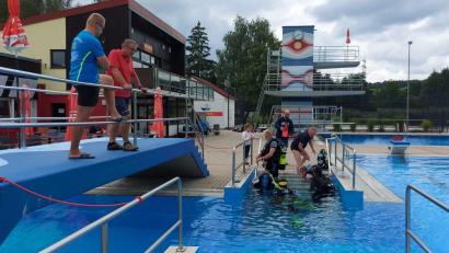 Bild: Doris Czerwik/exb
Unter fachkundiger Anleitung von Mitgliedern des TC Nautilus konnten Mädchen und Buben im Freibad Mitterteich das Tauchen mit Ausrüstung ausprobieren.