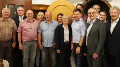 Bild: Bäumler/exb
Bernd Stangl (Dritter von links) steht weiter als Vorsitzender an der Spitze der ÜPW Schwarzenfeld.