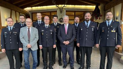 Bild: Christine Hollederer/exb
Für jeweils 25 Jahre bei der Feuerwehr bekommen vier Feuerwehrmänner aus Kümmersbruck von Landrat Richard Reisinger (Vierter von rechts) das staatliche Ehrenzeichen in Silber ausgehändigt.