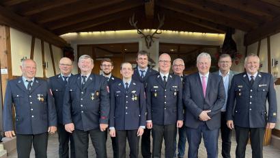 Bild: Christine Hollederer/exb
Landrat Richard Reisinger (Dritter von rechts) händigt die Ehrenzeichen aus. Es gratulieren Kreisbrandmeister Jürgen Ehrnsberger (rechts), Bürgermeister Peter Braun (Zweiter von rechts) und Kreisbrandrat Christof Strobl (Fünfter von rechts).