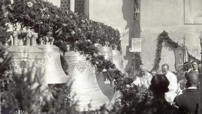 Bild: Archiv Schulz
Am 12. August 1928 weiht Stadtpfarrer Johann von Gott Hiederer unter großer Anteilnahme der Bevölkerung die sechs neuen Glocken auf dem Kirchplatz. Drei Tage später, am Feiertag Mariä Himmelfahrt, dem Patroziniumstag der Stadtpfarrkirche, erklingen sie erstmals vom Kirchturm aus.