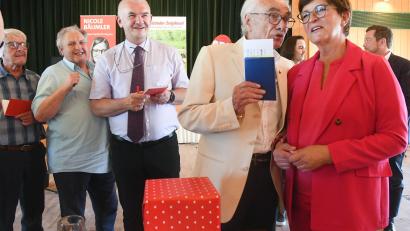 Bild: Gabi Schönberger
Über 60 Jahre ist Oskar Schwarz (Zweiter von rechts) in der SPD. Da darf man sich schon mal einen Ratschlag erlauben. Auch gegenüber Parteichefin Saskia Esken.
