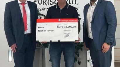 Bild: Sparkasse/exb
Geschäftsstellenleiter Peter Lindner (links) und Kundenberater Thomas Wittmann (rechts) übergeben den symbolischen Spendenscheck an Ibrahim Tarhan (Mitte).