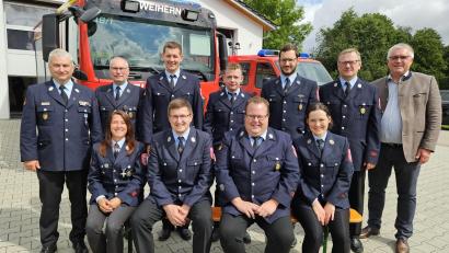 Bild: H-J. Schlosser/exb
Der Verwaltungsrat der Feuerwehr Weihern ist neu gewählt: Neuer Vorsitzender ist (vorne Zweiter von links) Andreas Haider, sein Stellvertreter Reinhard Reis jun. (vorne Dritter von links). Dazu gratulieren auch Bürgermeister Richard Tischler (rechts) und Kreisbrandmeister Günther Ponnath (links).