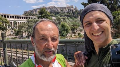 Bild: Steckermeier/exb
Am Ziel: Vater Manfred und Sohn Felix Steckermeier radelten in 31 Tagen von Tirschenreuth 2600 Kilometer durch neun Länder bis zur Akropolis in Athen. Ein echtes Abenteuer für die Freizeitsportler.