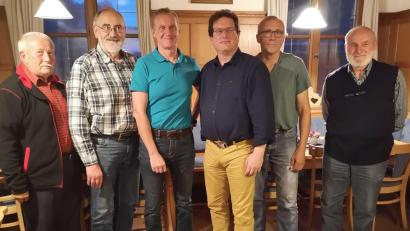 Bild: gu
Der neue Vorstand der UWG Ammerthal (von links): Kassenprüfer Albert Schaller, Beisitzer Josef Haller, Kassier Norbert Lehmeier, Vorsitzender Thorsten Gugg, stellvertretender Vorsitzender Heinz Haubner und Kassenprüfer Rudolf Hiltl.