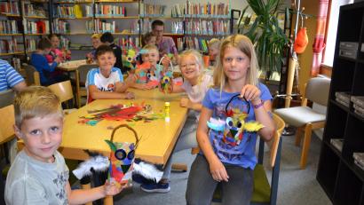 Bild: gi
Die Kinder gestalten beim Ferienprogramm in Moosbach eine Laterne aus einer Plastikflasche. Stolz zeigen sie ihr Werk.