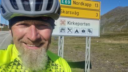 Bild: Josef Reger
Fast geschafft. Josef Reger am letzten Wegweiser Richtung Nordkap.