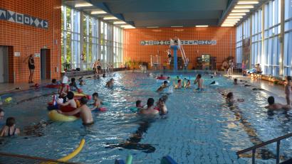 Archivbild: gi
Freuen dürfen sich alle „Wasserratten“, ob Schwimmer oder Nichtschwimmer, denn am Mittwoch, 16. August ist das Ozon-Hallenbad in Moosbach wieder geöffnet.