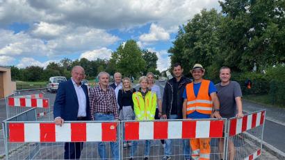 Bild: Anja Jäger/exb
Die Beteiligten freuen sich über die gelungene Maßnahme (von links): Bürgermeister Roland Strehl, Rainer Rubenbauer (UTA), Thomas Troidl (RBO), Judith Jonscher (ZNAS), Lena Haberkorn (UTA), Kathrin Schießlbauer (RBO), Matthias Göttler (Pichl), Günther Birner (Pichl) und Stefan Schiedermeier vom Bauamt der Gemeinde.